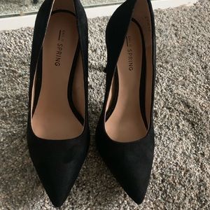 Black pumps